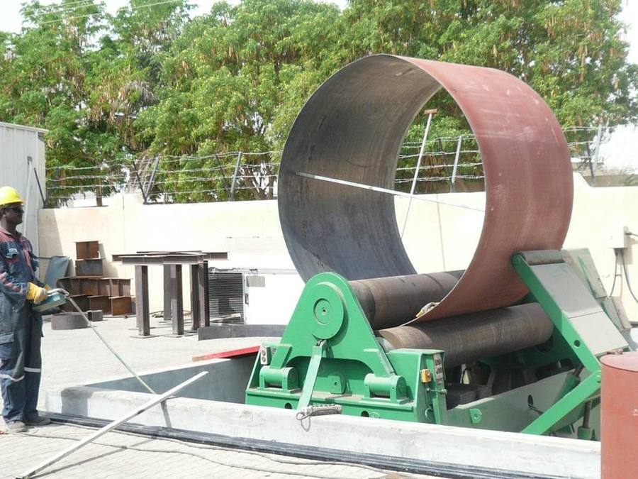 Plate rolling machine